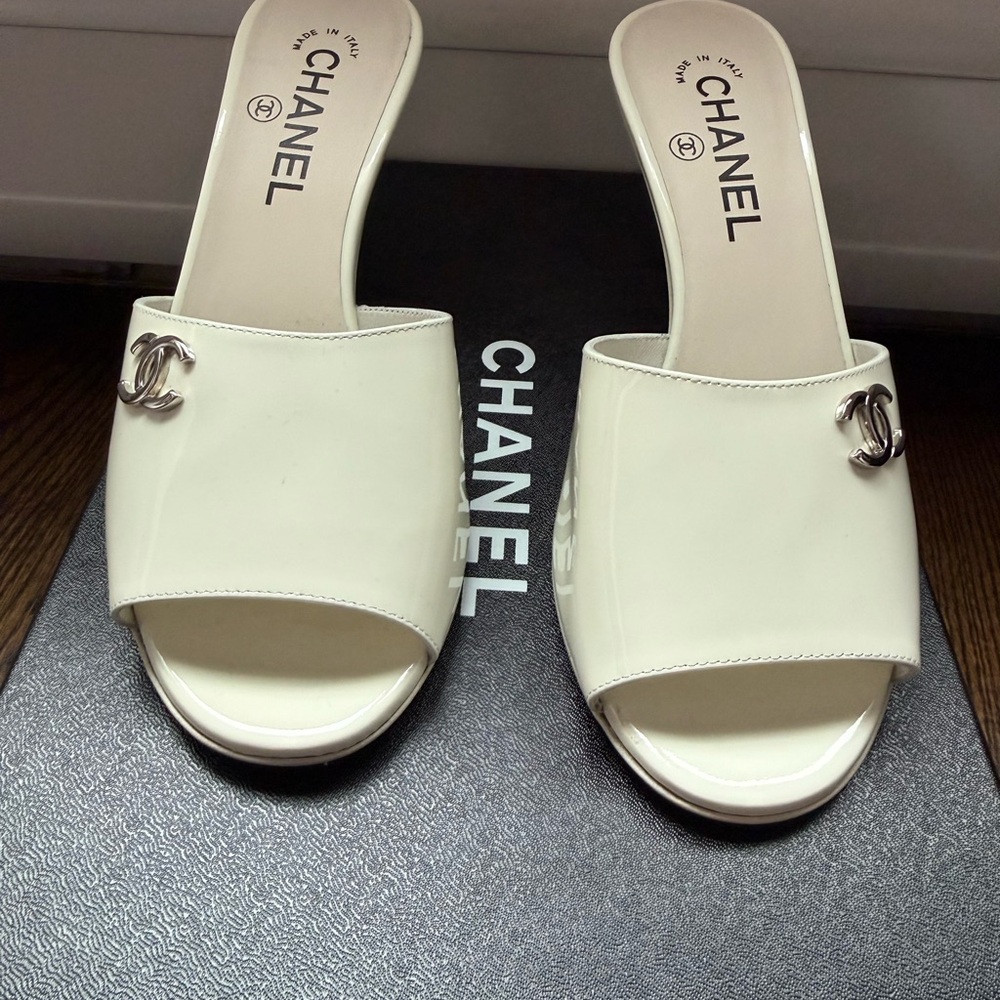 CHANEL Cream Patent Leather Open-Toe Slide Mules with Silver CC - Picture 7 of 9